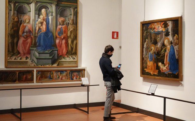 Un visitante admira las obras de arte dentro del museo de la Galería de los Uffizi con motivo de su reapertura después de meses de cierre debido a la pandemia de COVID-19, en Florencia, Italia.