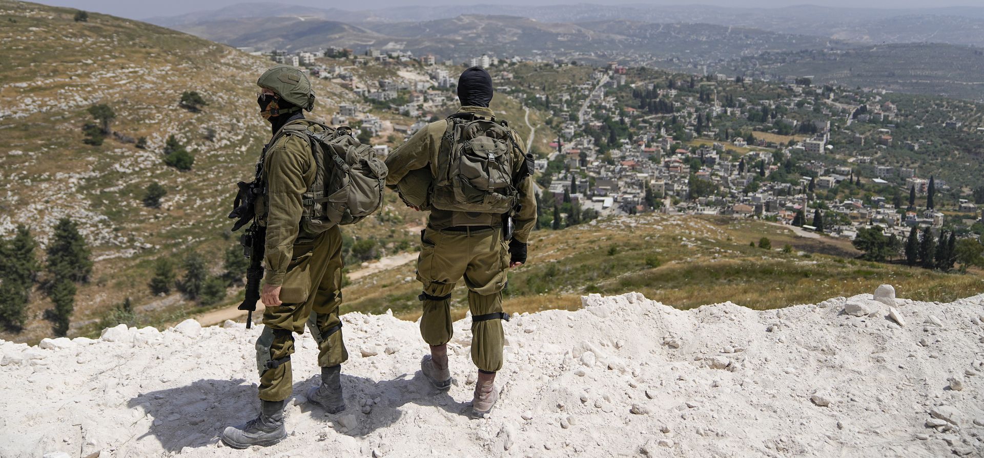 Soldados israelíes aseguran el sitio de construcción mientras los colonos judíos trabajan en un seminario que se construyó durante la noche en el puesto avanzado de Homesh, en Cisjordania, el lunes 29 de mayo de 2023. (Foto AP/Ohad Zwigenberg) Soldados israelíes aseguran el sitio de construcción mientras los colonos judíos trabajan en un seminario que se construyó durante la noche en el puesto avanzado de Homesh, en Cisjordania, el lunes 29 de mayo de 2023. (Foto AP/Ohad Zwigenberg)