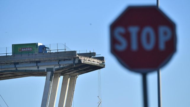 Las imágenes del dramático rescate tras el derrumbe del puente en Génova
