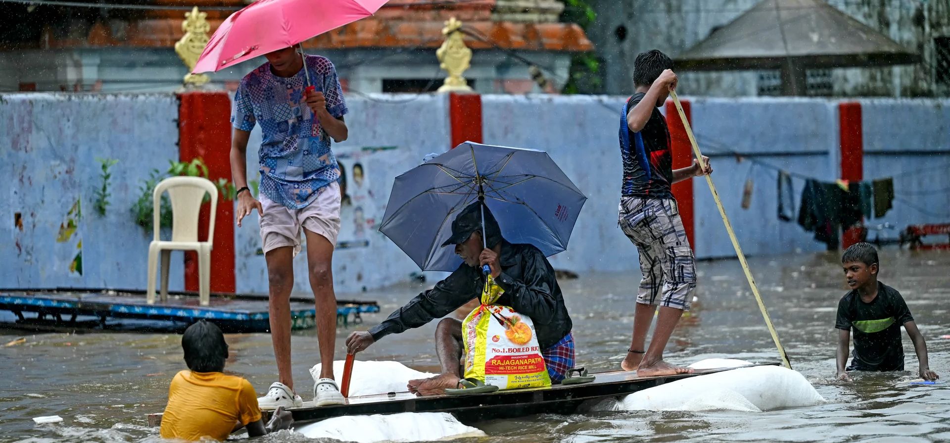 La gente se abre paso a través de una calle inundada en medio de fuertes lluvias en Chennai, Chennai, India. Fotografía: R Satish Babu/AFP/Getty Images La gente se abre paso a través de una calle inundada en medio de fuertes lluvias en Chennai, Chennai, India. Fotografía: R Satish Babu/AFP/Getty Images