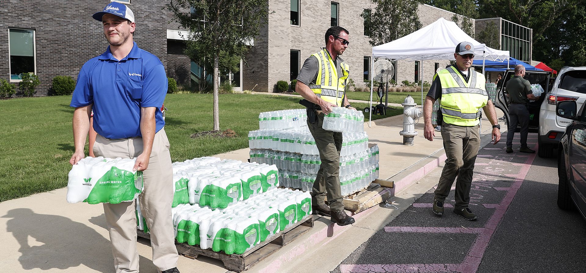 La ciudad de Germantown entregó agua embotellada a los residentes el lunes 24 de julio de 2023, en la Escuela Primaria Forest Hill en Germantown, Tennessee, debido a un derrame en un depósito local. Se le recomendó a los residentes que evitaran beber agua del grifo. (Mark Weber/Daily Memphian vía AP) La ciudad de Germantown entregó agua embotellada a los residentes el lunes 24 de julio de 2023, en la Escuela Primaria Forest Hill en Germantown, Tennessee, debido a un derrame en un depósito local. Se le recomendó a los residentes que evitaran beber agua del grifo. (Mark Weber/Daily Memphian vía AP)