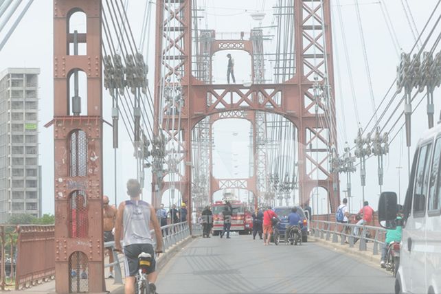 Un hombre amenaza con arrojarse al río desde el Puente Colgante