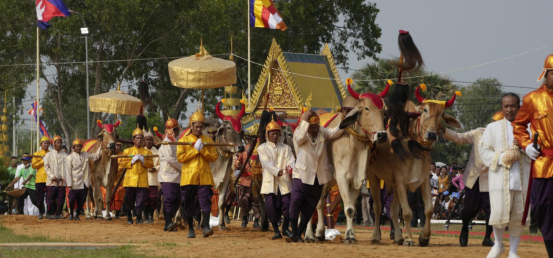 Los camboyanos se reúnen para la ceremonia real anual de arado en la ciudad provincial de Kampong Thom, al norte de Phnom Penh, Camboya, el lunes 8 de mayo de 2023. La ceremonia se llevó a cabo para marcar el inicio de la temporada de cultivo de arroz. (Foto AP/Heng Sinith)