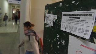 Pedidos. Los estudiantes solicitan trabajo y vivienda para compartir a través de carteles en las casas de estudio.