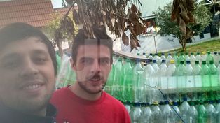 Dos santafesinos construyeron una canoa con botellas plásticas y salieron a pescar