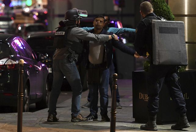 Publicó un video en las redes sociales y asegura que es del tiroteo de París