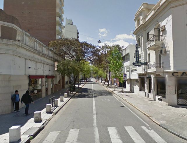 Maipú al 1600. El hombre de 41 años fue interceptado en ese lugar y a punta de arma de fuego le sustrajeron el dinero. (Foto: Google Street View)
