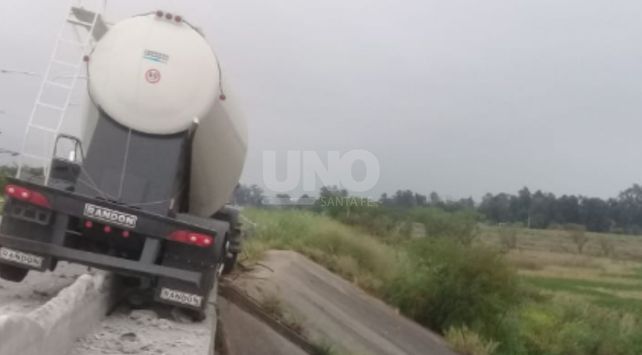 Un camión reventó una goma y quedó colgado en un puente de la 168