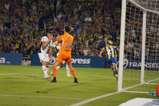 Santi López celebra el gol de Sporle, en contra, ante Independiente. En total anotó tres tantos para Central en el torneo.