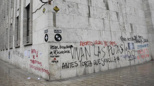 Las fotos de las pintadas con aerosol que ensuciaron fachadas de edificios públicos y privados
