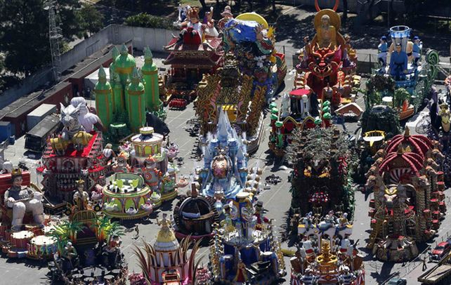 El rey Momo dio inicio al maratón anual de samba.