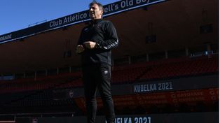 Frank Kudelka, en una producci&oacute;n de fotos realizada ayer por Newells en el Coloso. Hay DT para rato.