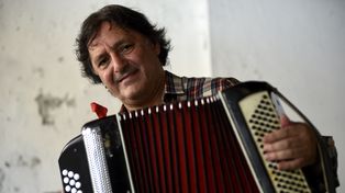 El acordeonista rosarino Monchito Merlo actuará con su grupo.