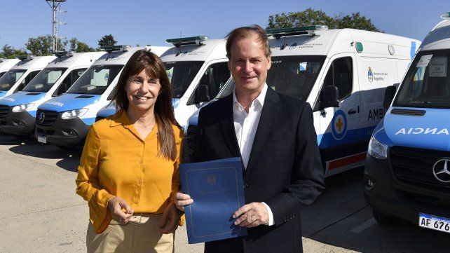 Salud: entregan 10 ambulancias de Nación y crean 1095 cargos