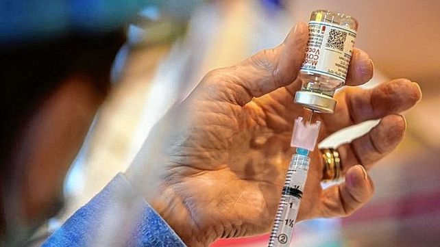 Suba de casos de Covid en Santa Fe: desde Salud recordaron cada cuánto es recomendable aplicarse el refuerzo de la vacuna