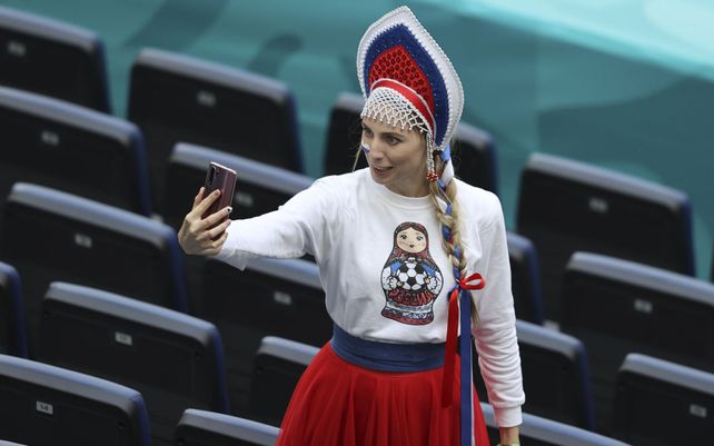 Una fan ruso se toma una selfie antes del partido del grupo B del campeonato de fútbol de la Euro 2020 entre Rusia y Finlandia en el estadio Gazprom Arena en San Petersburgo