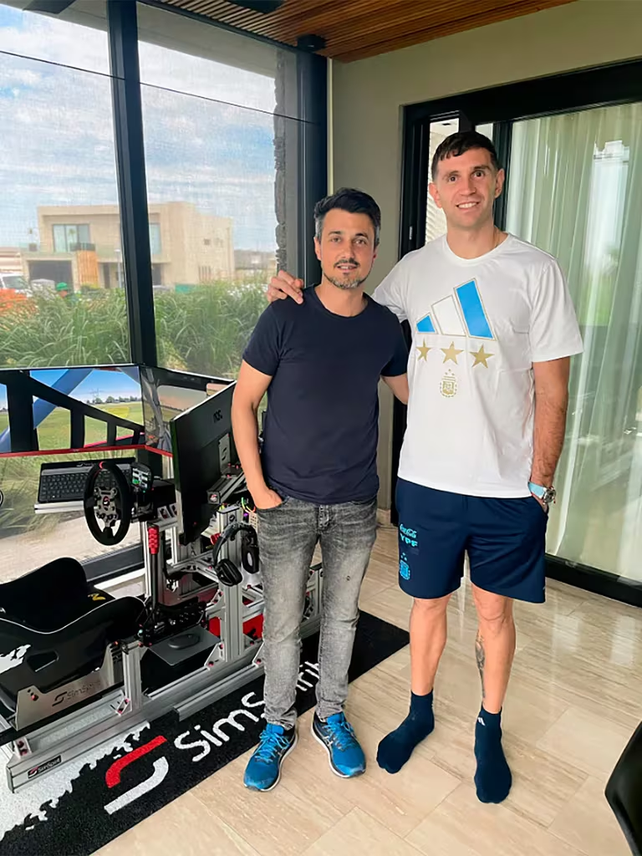 Dibu Martínez junto a Cluadio Kohler, el creador del simulador.