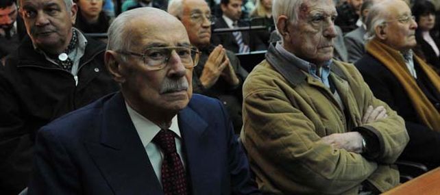 Jorge Rafael Videla (izquierda)