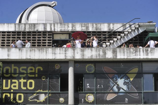 Los rosarinos se subieron al Observatorio para poder observar el eclipse solar.&nbsp;