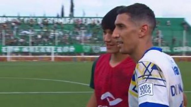 Los chicos alcanzapelotas de Sarmiento le pidieron fotos Ángel&nbsp; Di María