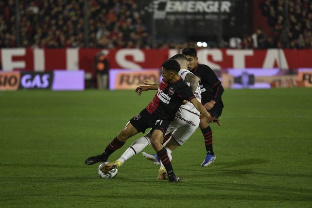 Iván Gómez trata de quitarle el balón a un rival y Juan Sforza ya está encima. Los volantes de Newells no dan tregua. &nbsp;