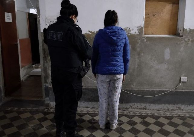 Aprehendieron a una madre por entregarle un arma a su hijo para que la trasladara en Barrio San Lorenzo