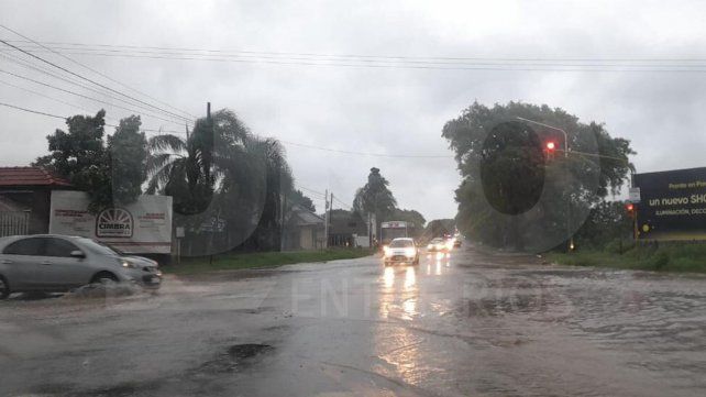 El temporal anegó calles y veredas de la capital entrerriana. El SMN estima que el agua acumulada podría rondar entre los 40 y 70 milímetros.