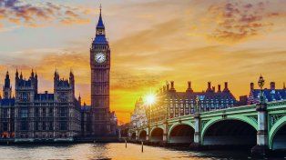 El Big BEN Es un ícono cultural británico de estilo neogótico, con 106 metros de altura y terminado en 1859.