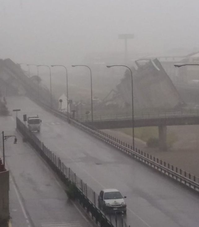 Colpasó un puente en Génova y varios autos cayeron al vacío