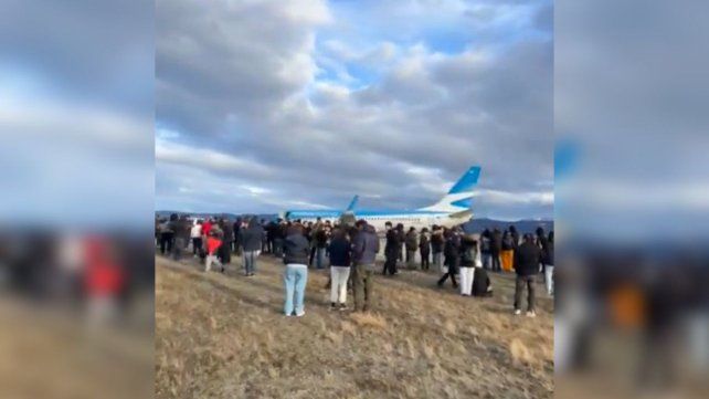 Carmen Barbieri y Marcelo Polino, evacuados de un avión por una amenaza de bomba