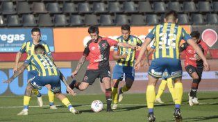 Rodeado. El último clásico se jugó en el Coloso y Pablo Pérez fue titular. Terminó 1 a 1, con gol leproso de Nicolás Castro.