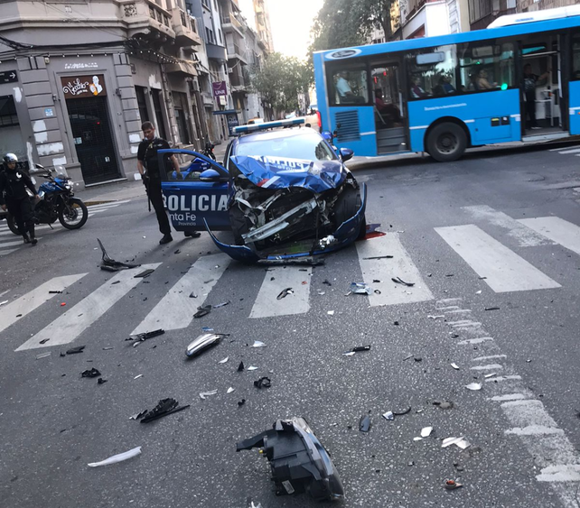 Violento Choque Entre Un Patrullero Y Un Colectivo En Pleno Centro