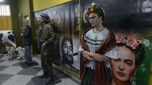 Frida Khalo está junto al Che Guevara y Alberto Olmedo.