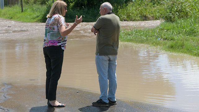Personal de Obras Sanitarias de Paraná repara un caño maestro de agua que abastece a los centros Lola Mora y Parque del Lago. Piden cuidar el recurso&nbsp;