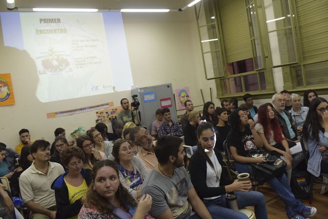 Los asistentes a la cátedra llenaron el aula 24. 