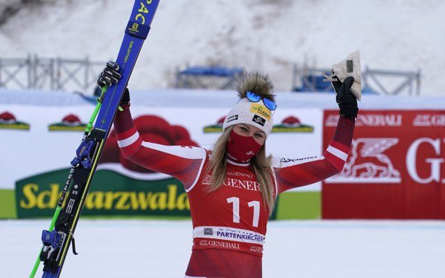 La austriaca Tamara Tippler celebra tras quedar tercera en una carrera de esquí alpino super-G femenino de la Copa del Mundo en Garmisch-Partenkirchen, Alemania.