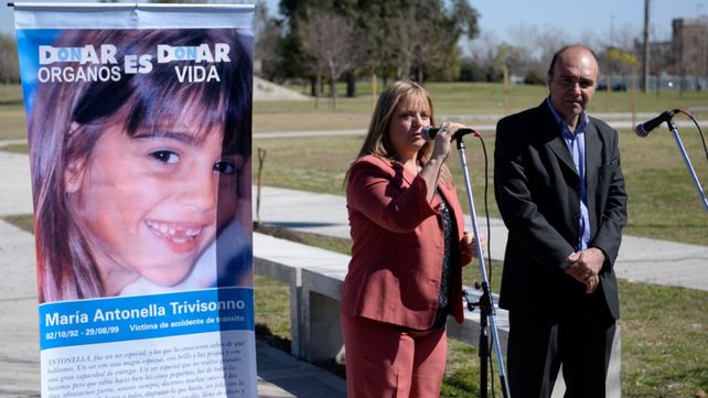 La imagen de María Antonella Trivisonno junto a sus padres cuando se inauguró en el parque Scalabrini Ortiz la plaza de la Donación.