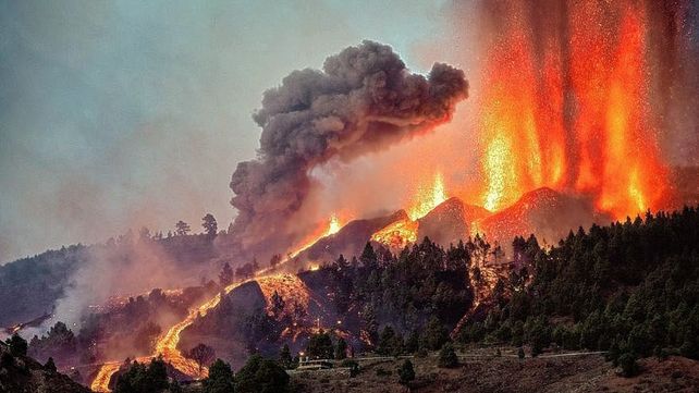 La lava del volcán de Canarias destruye todo a su paso