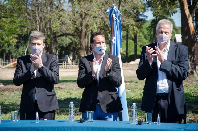 Tras la firma. El presidente comunal Esteban Ferri recibió al ministro de Educación de la Nación