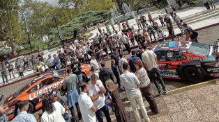 Los autos de TC estuvieron exhibidos en la plaza principal de la localidad de Paysandú.