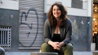 La periodista Arlen Buchara acaba de publicar Rosario, perfil de una ciudad al límite, un libro de crónicas que narra la ciudad en toda su espesura.