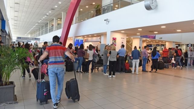 Fisherton. Una vista del aeropuerto de Rosario ayer a la mañana cuando  el público comenzaba a tener noticias de la acción gremial.