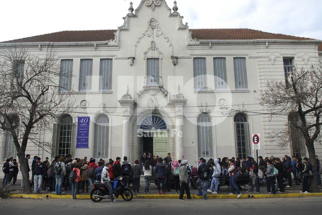 Atentos. Estudiantes y profesores participaron de la clase abierta que se realizó en la puerta de la institución.
