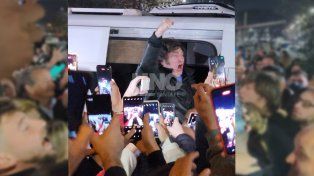 A lo rockstar. Así fue la fugaz y fervorosa visita de Javier Milei a la ciudad de Santa Fe en 2023 como candidato a presidente de la Nación.