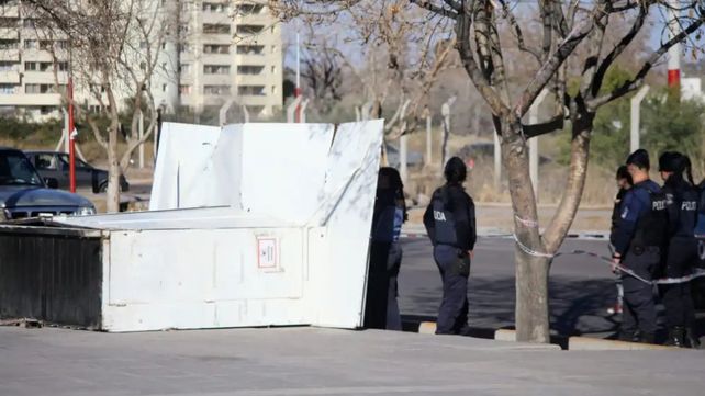 El puesto de diarios voló como consecuencia de las ráfagas del viento Zonda y aplastó a un transeúnte de 39 años.
