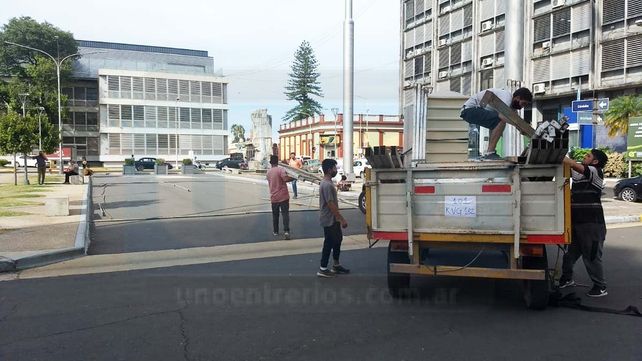 El gremio AGMER se concentra con acto ante la Casa de Gobierno de Entre Rïos donde instala una carp