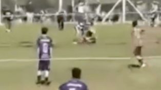 Un chico golpeó y tiró al piso al rival ni bien terminó el partido jugado en San Lorenzo. (Imagen de video)