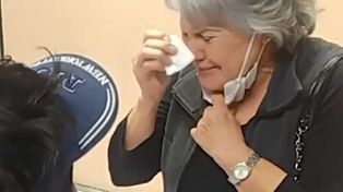 Video: una anciana pensó que el celular estaba roto porque sus hijos no la llamaban, pero se equivocó