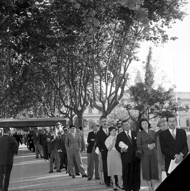 Cola en parada de colectivo frente al colegio Normal N° 1_Col La Tribuna. c. 1960_Archivo Fotográfico Museo de la Ciudad