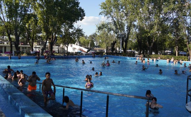 Por las instalaciones del complejo de piletas del Parque Alem pasan unas 2.500 personas por día durante los fines de semana